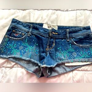 Shorts embroidered, really sexy and flattering.